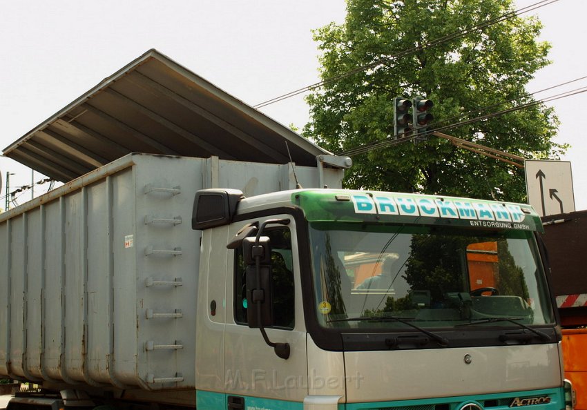 LKW riss Oberleitung ab Koeln Deutz Am Schnellert Siegburgerstr P072.JPG